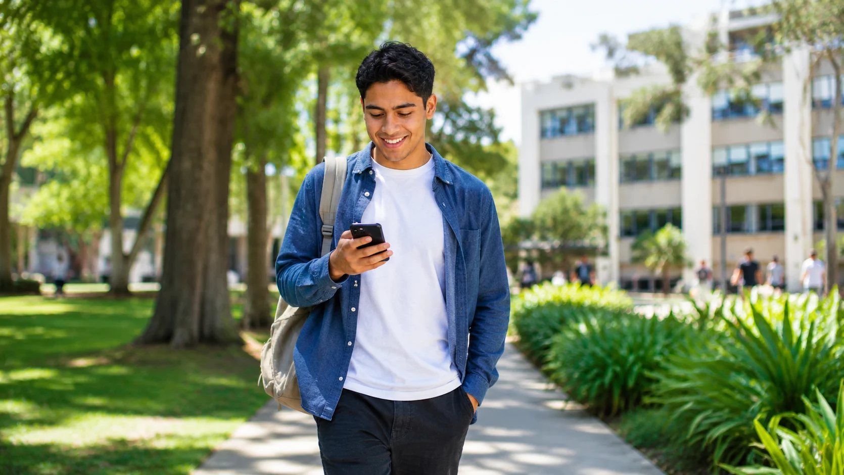 Una joven ecuatoriana de 18 años caminando feliz por un campus universitario luminoso con una mochila al hombro y sosteniendo una carpeta de apuntes, con el sol de la mañana de fondo