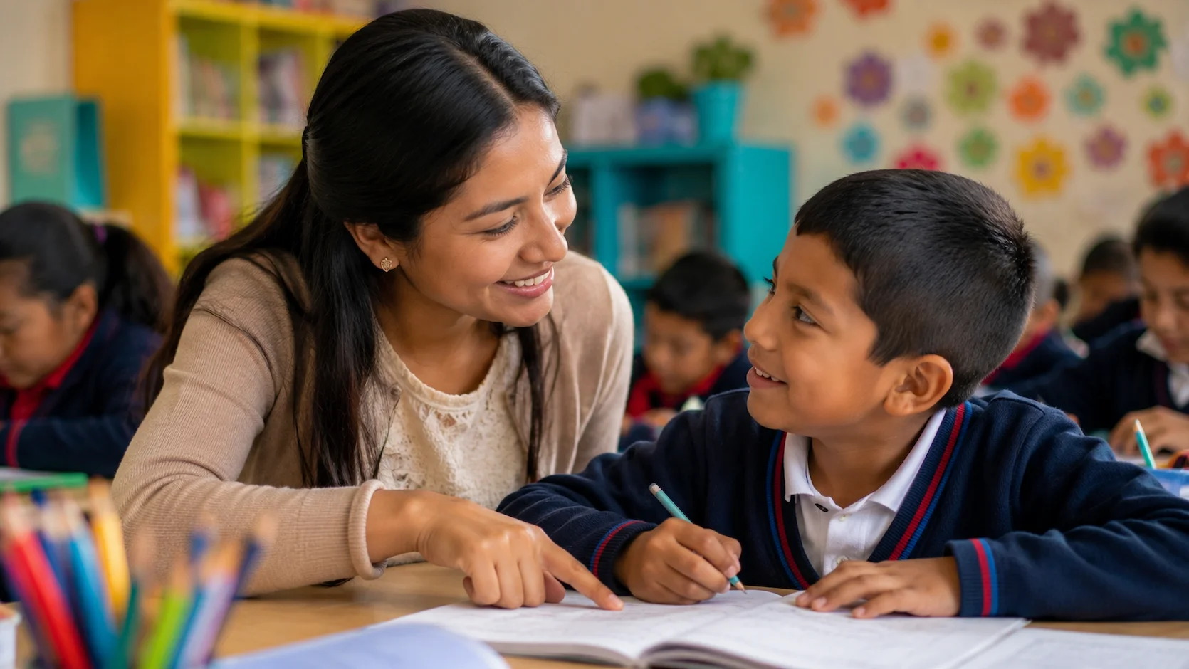 Una maestra ecuatoriana agachada junto al escritorio de un niño de 8 años en un aula colorida, sonriéndole y dándole una instrucción directa y sencilla señalando una hoja de trabajo